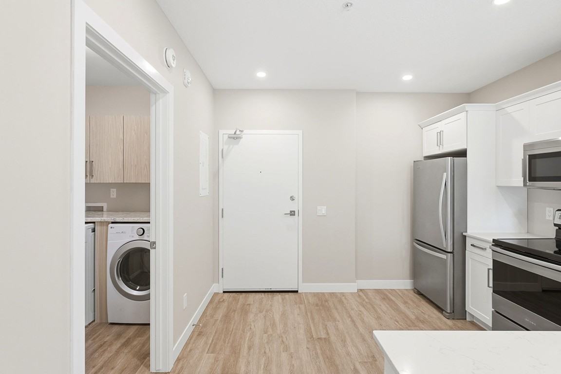 Oxford Haus Apartments - Photo 4 of 37