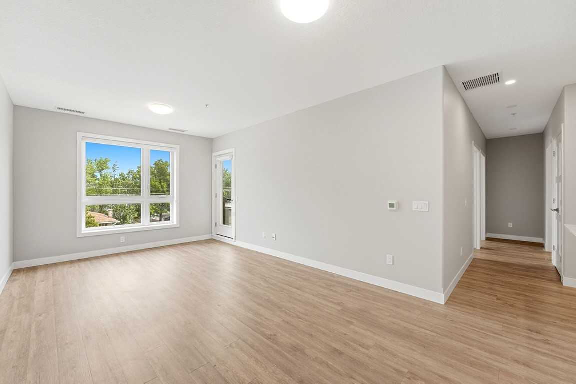Oxford Haus Apartments - Photo 7 of 37
