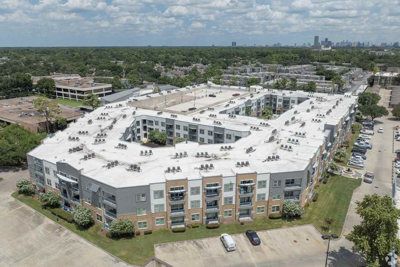 Flats on Tanglewilde - Photo 7 of 51