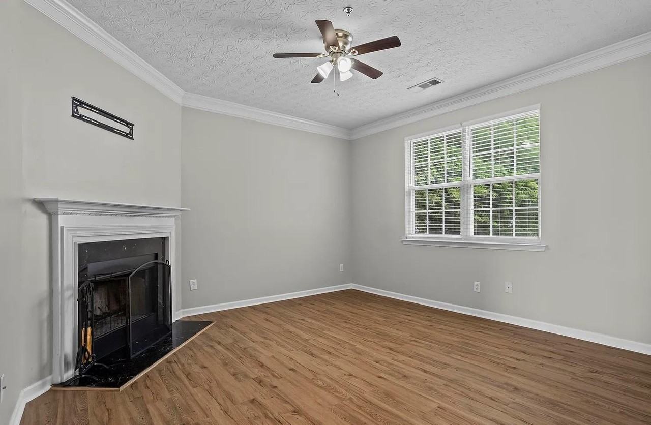 216 Village Square Dr - Photo 4 of 18