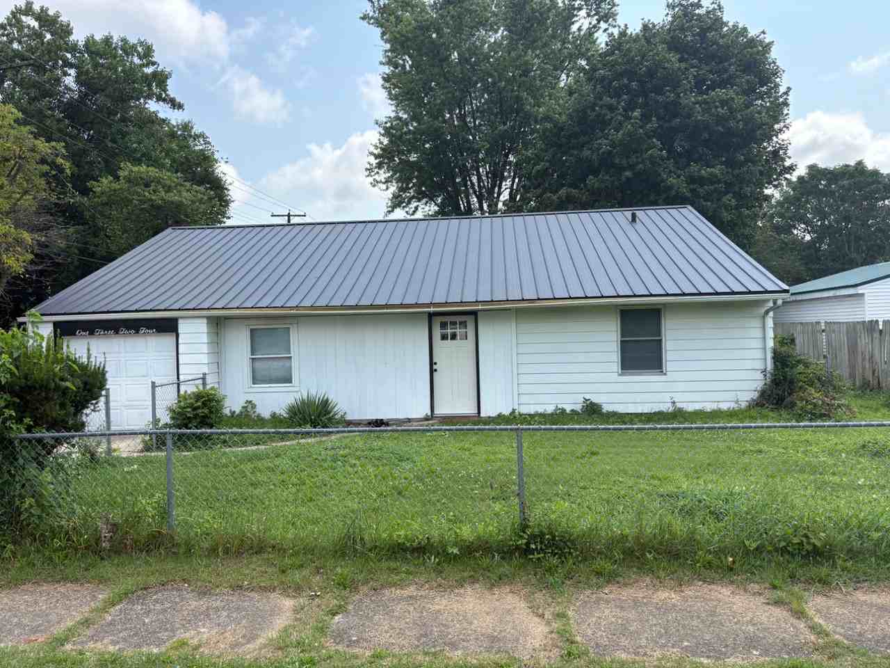 1324 Canton St - Photo 2 of 11