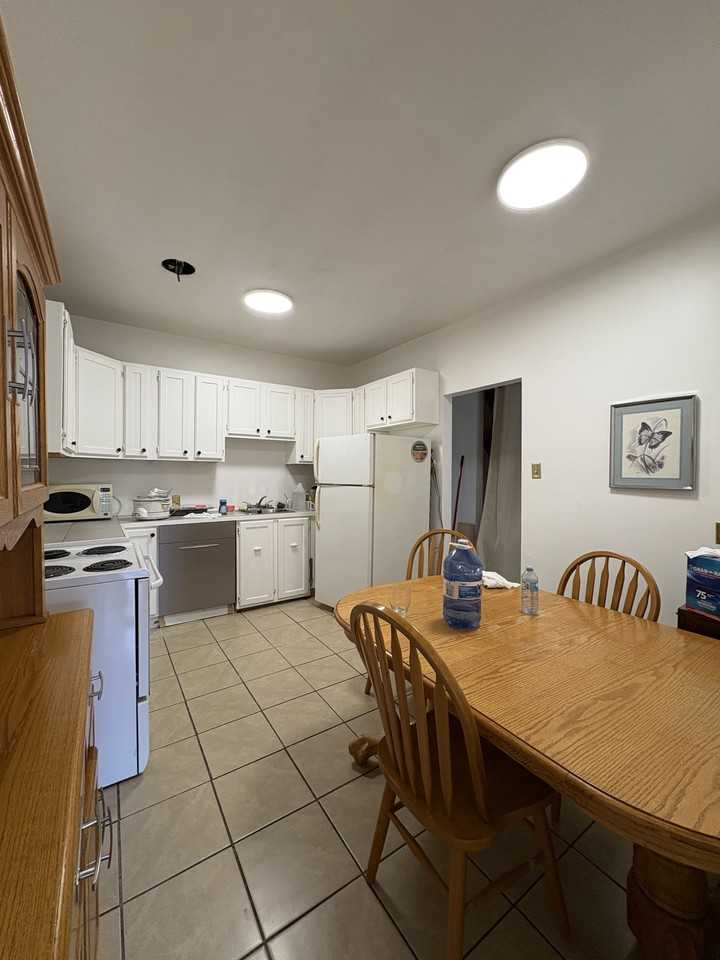 890 Home Street - A (main floor) - Photo 2 of 6