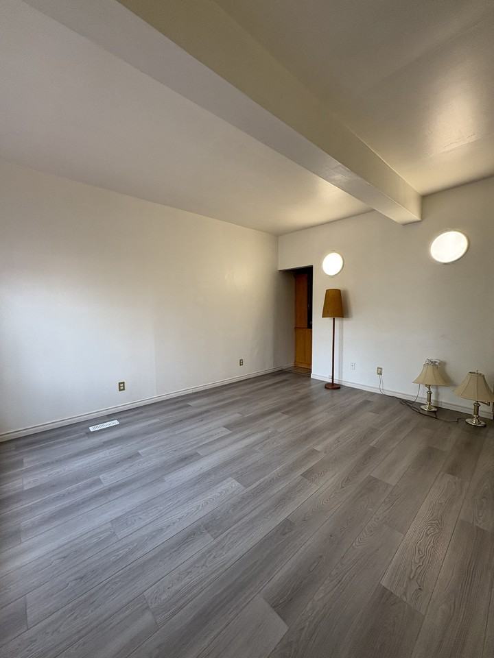 890 Home Street - A (main floor) - Photo 3 of 6
