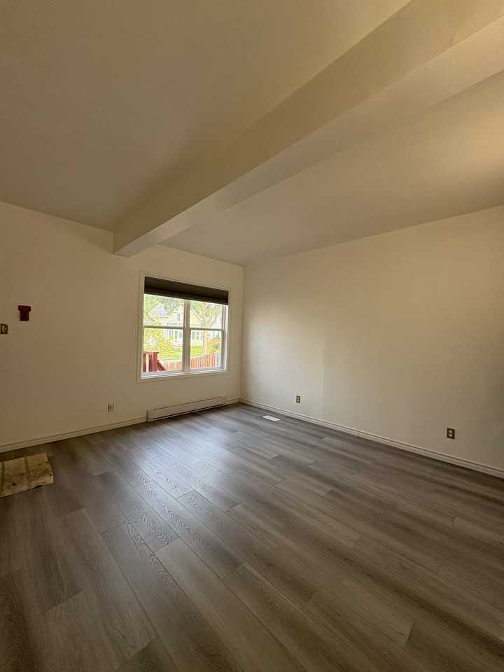 890 Home Street - A (main floor) - Photo 4 of 6
