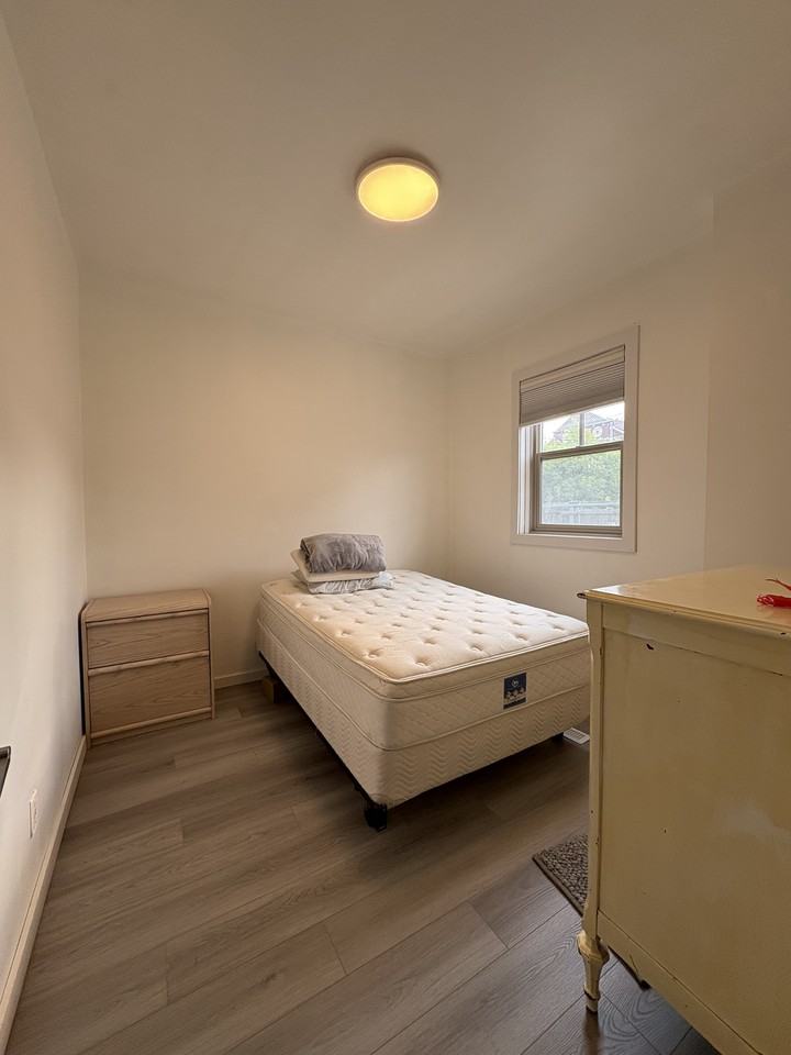 890 Home Street - A (main floor) - Photo 5 of 6