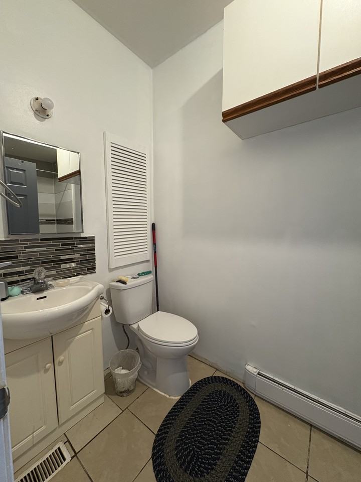 890 Home Street - A (main floor) - Photo 6 of 6