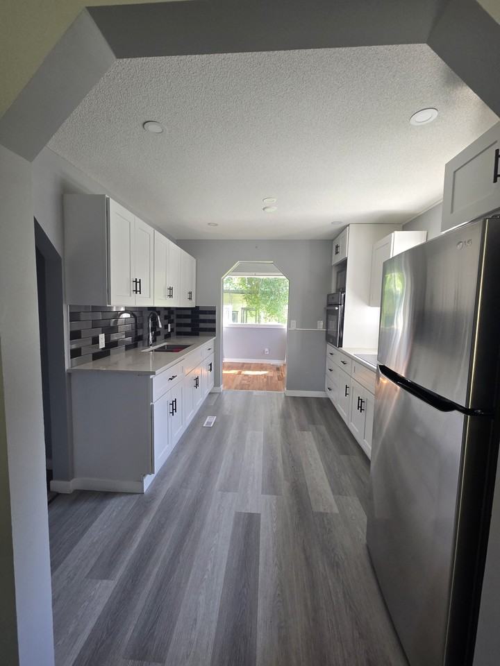 2414 27 Street SE - Photo 4 of 14