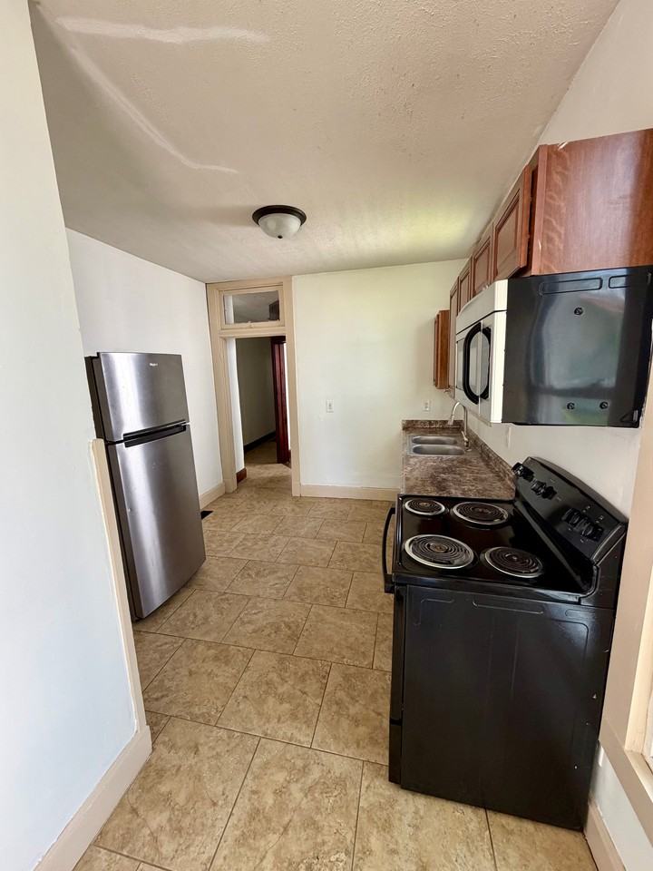 924 Se 6th St #A - Photo 2 of 3
