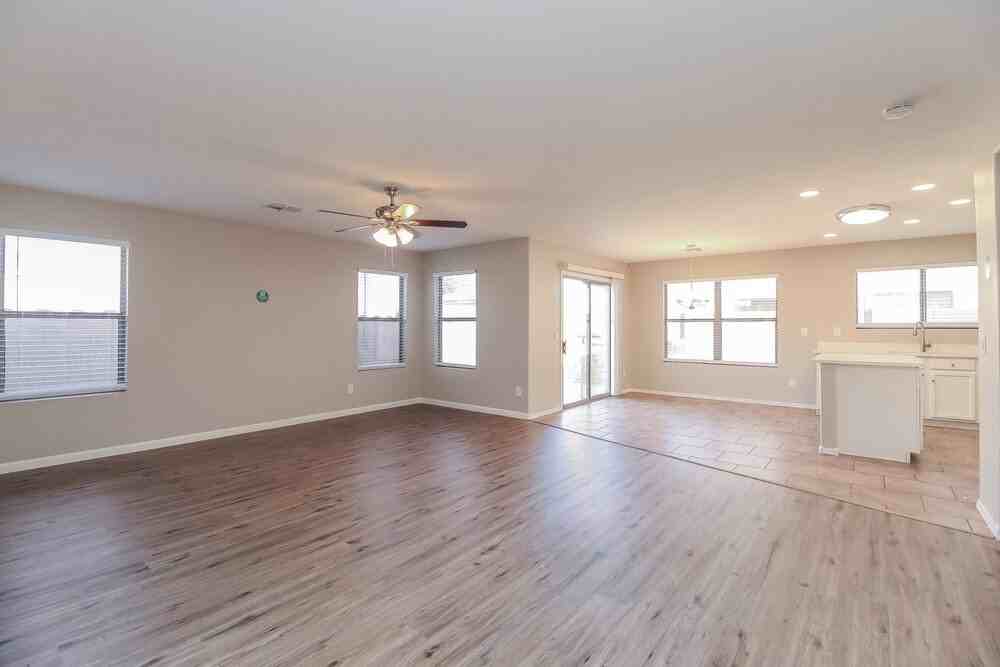 2229 E 35th Ave - Photo 4 of 16
