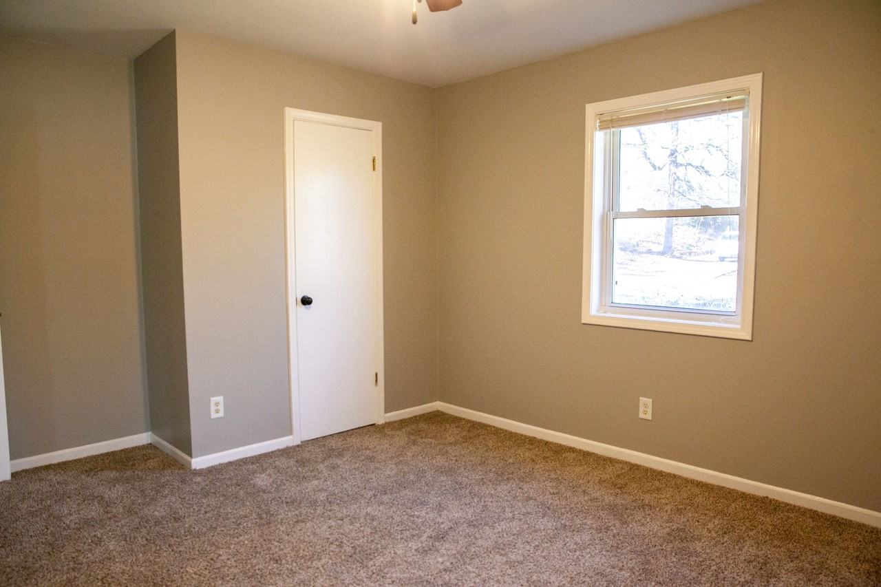 24 Barclay Dr #1 - Photo 3 of 9