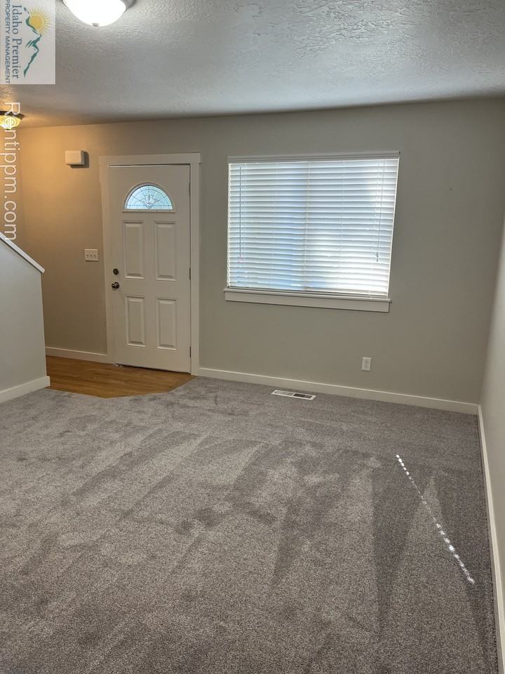 1236 S Columbus St #1 - Photo 3 of 9