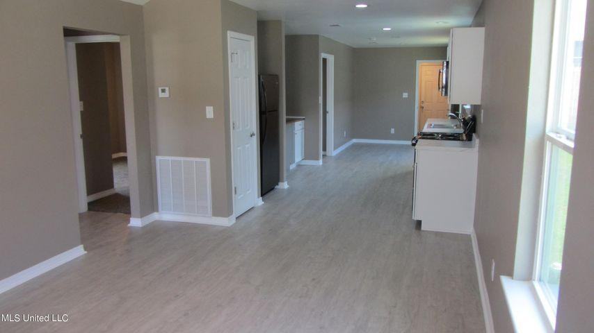 17317 Avondale Cir - Photo 4 of 7