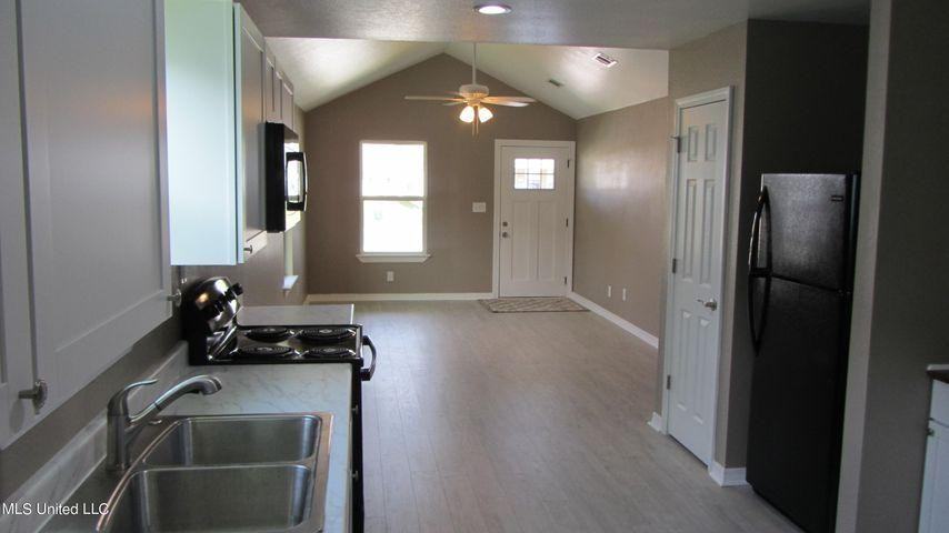 17317 Avondale Cir - Photo 5 of 7