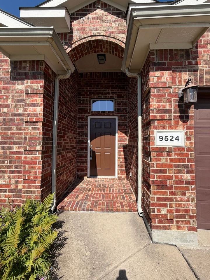 9524 Navarro St - Photo 4 of 24
