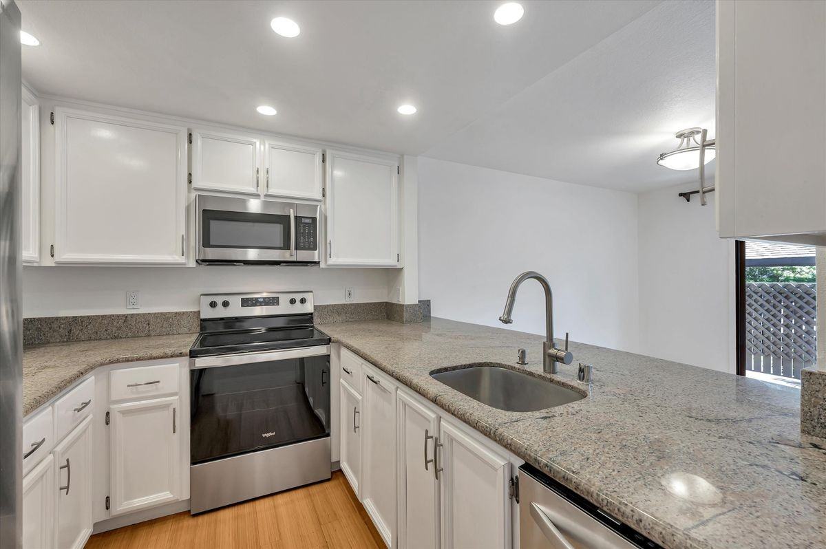 4 W Harbor Dr - Photo 4 of 47