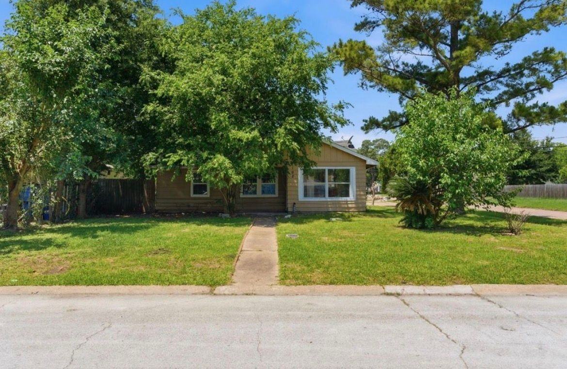 1102 Johnson St - Photo 2 of 3