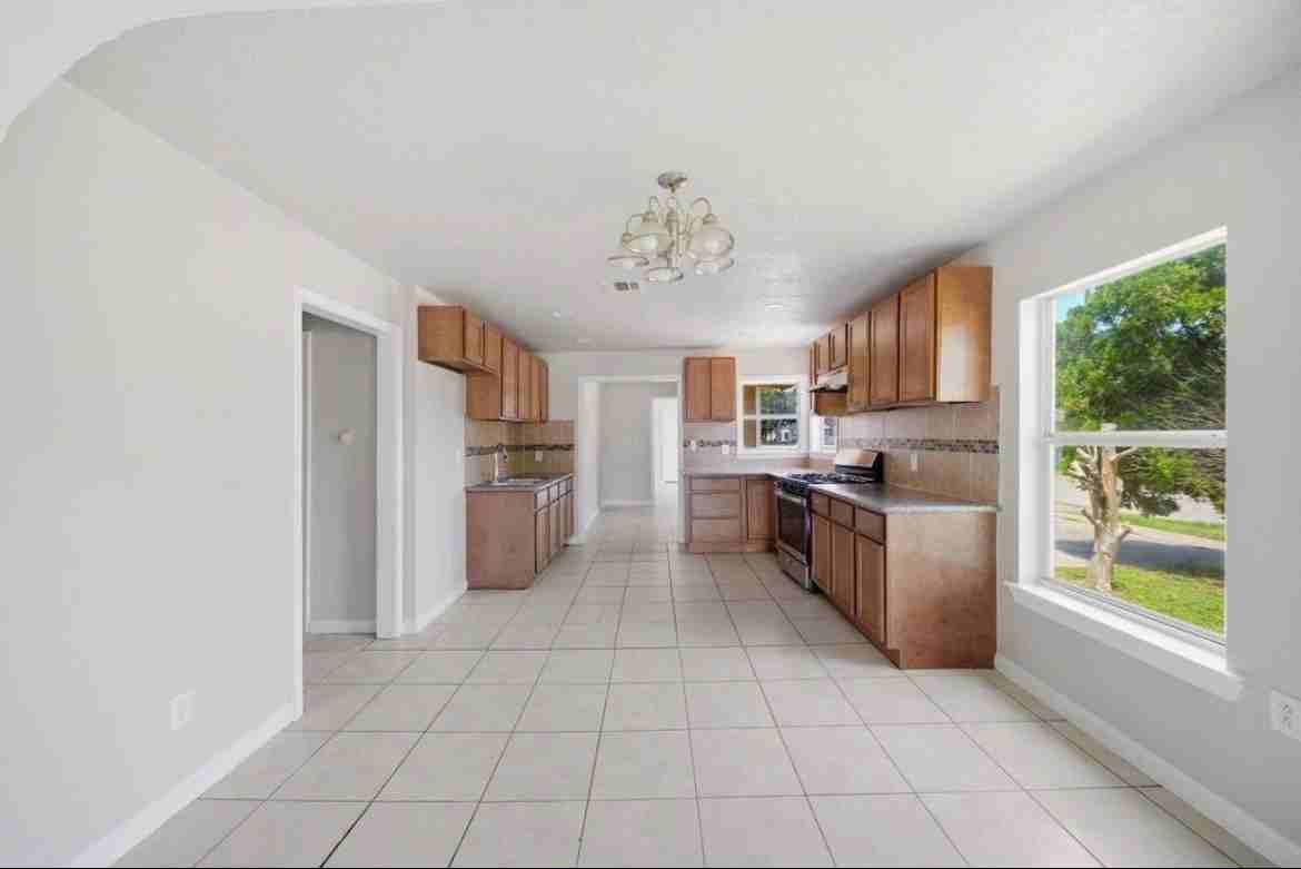 1102 Johnson St - Photo 3 of 3