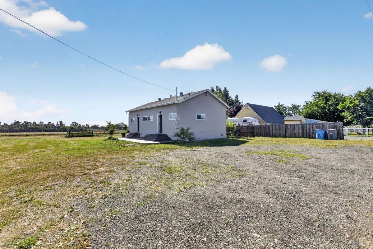 7610 Paddon Rd - Photo 2 of 47