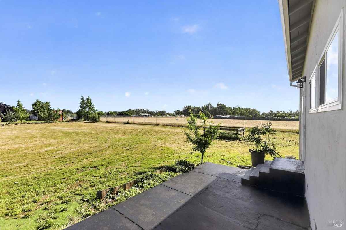 7610 Paddon Rd - Photo 3 of 47
