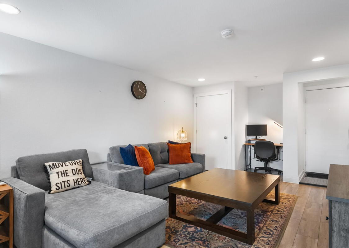 143 Catalpa Ave - Photo 3 of 8