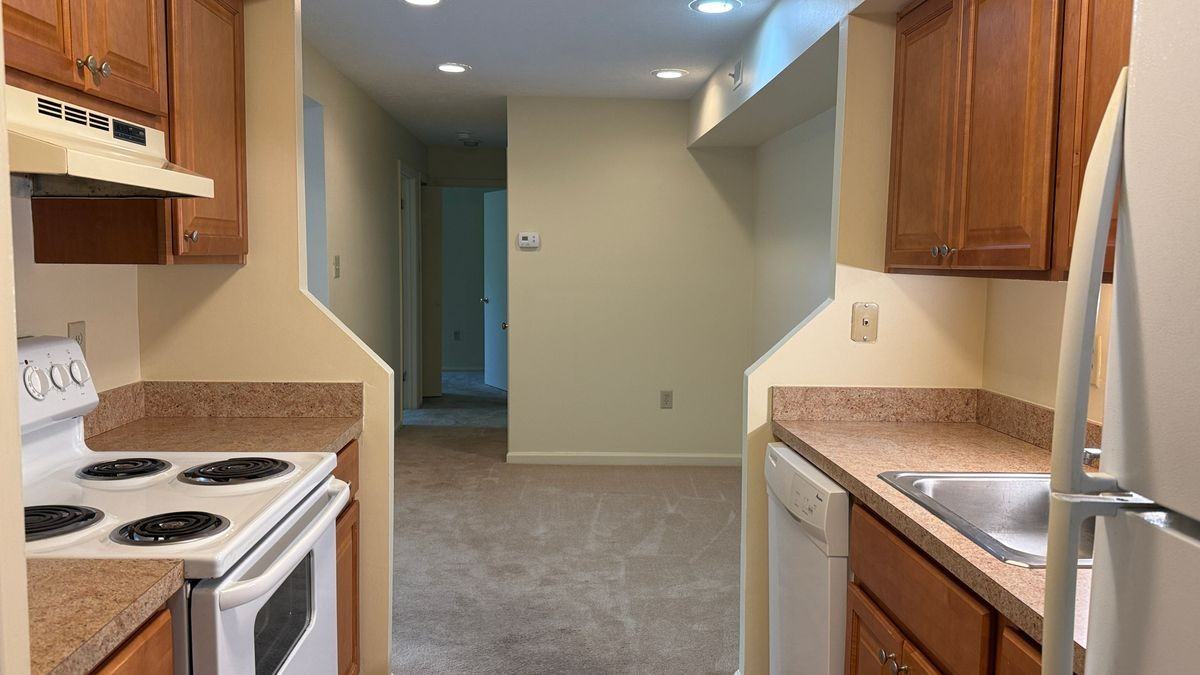4002 Governors Sq - Photo 2 of 11