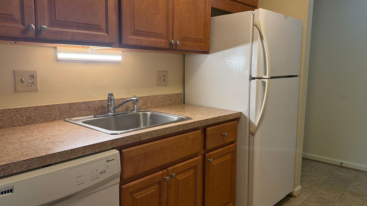 4002 Governors Sq - Photo 5 of 11