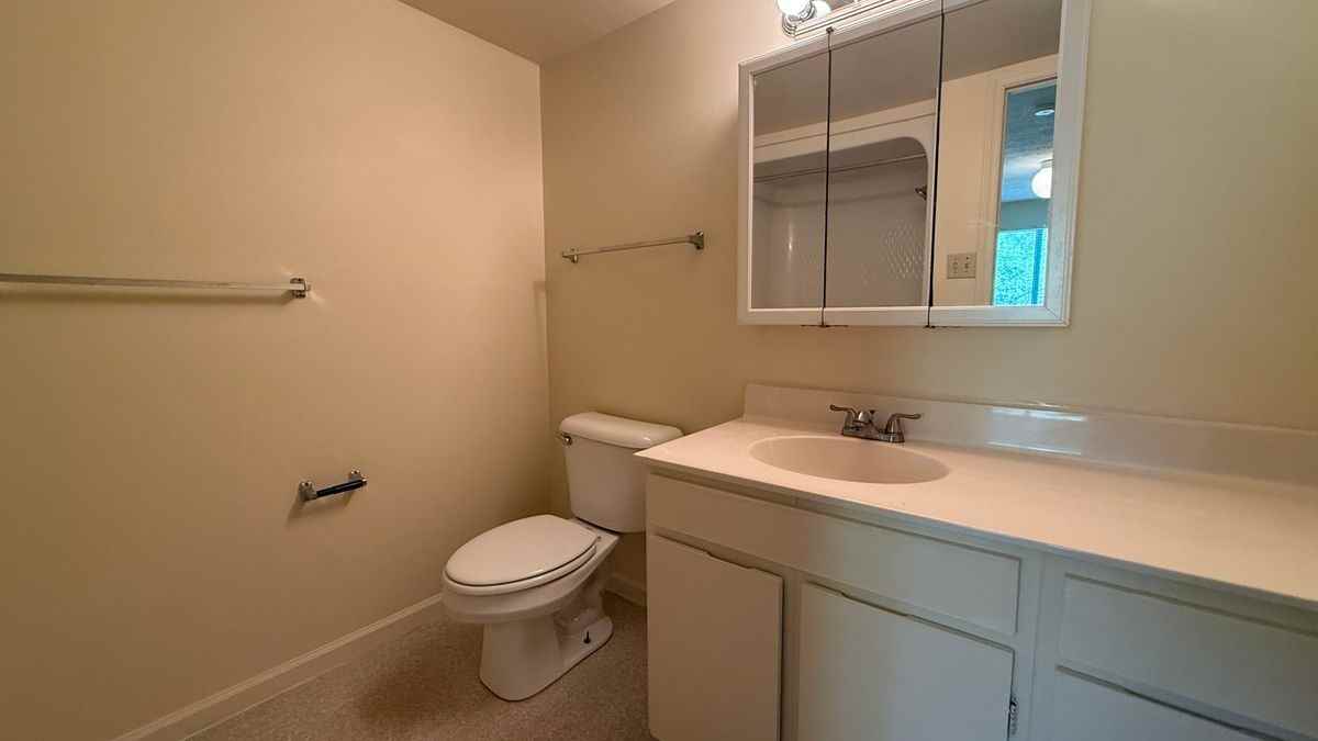 4002 Governors Sq - Photo 6 of 11