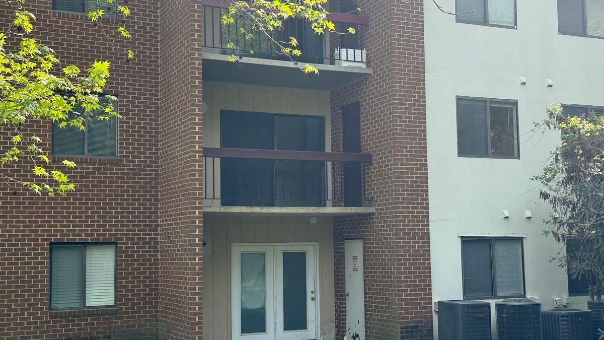 4002 Governors Sq - Photo 7 of 11
