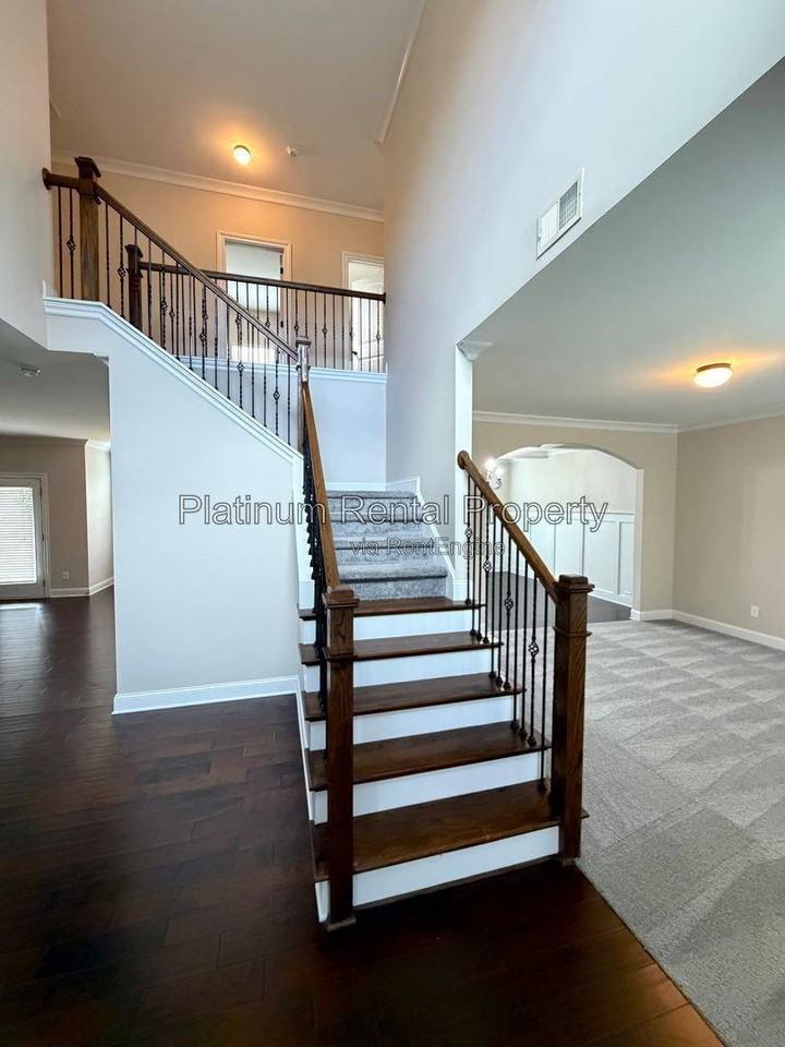 5075 Rialto Way - Photo 3 of 10