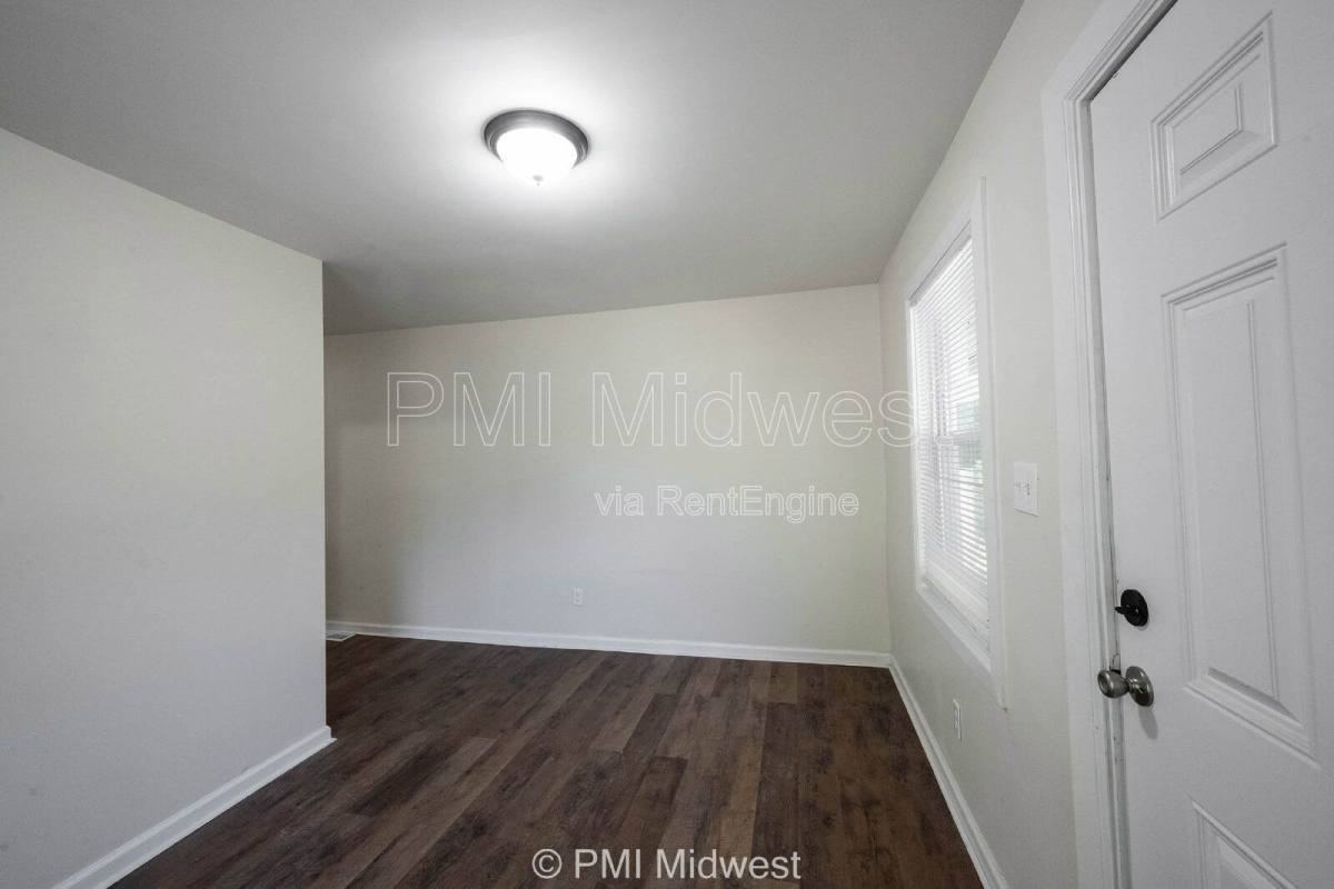512 N Chester Ave - Photo 3 of 10