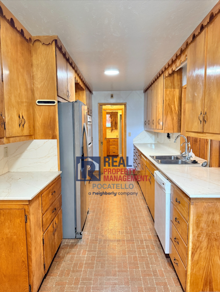 515 S Stout Ave - Photo 3 of 24