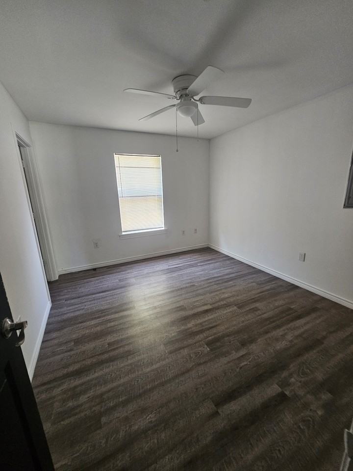 409 E Kerr Ave #1 - Photo 3 of 12