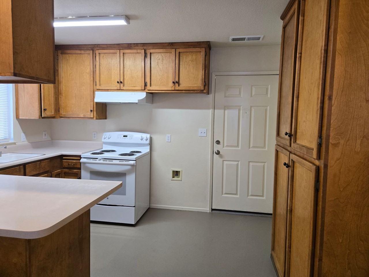 430 N Beech St - Photo 2 of 9