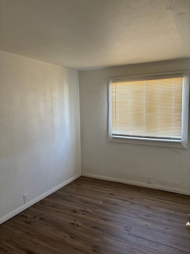 881 First St #4 - Photo 3 of 5