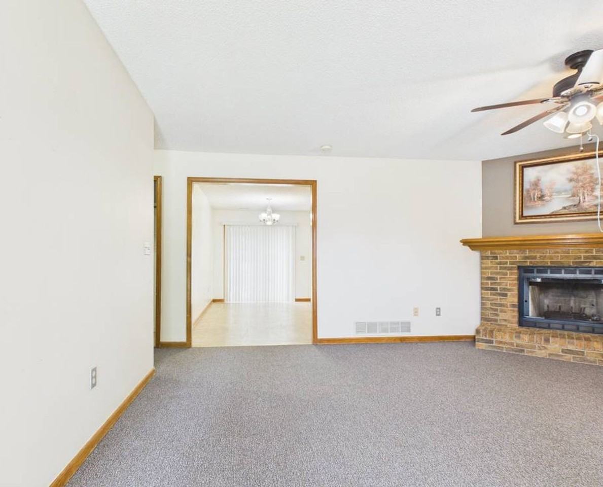 1213 Fox Run Dr - Photo 4 of 33
