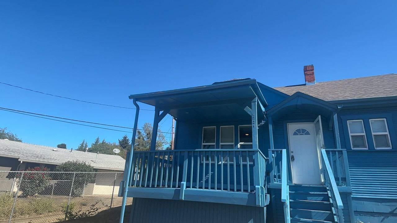1724 Ne Klamath Ave - Photo 4 of 27