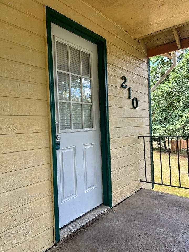 210 23rd Ave - Photo 2 of 8