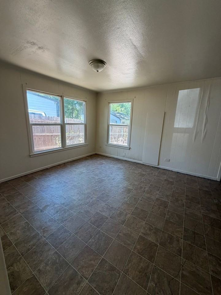 3709 Beverly Dr - Photo 6 of 11