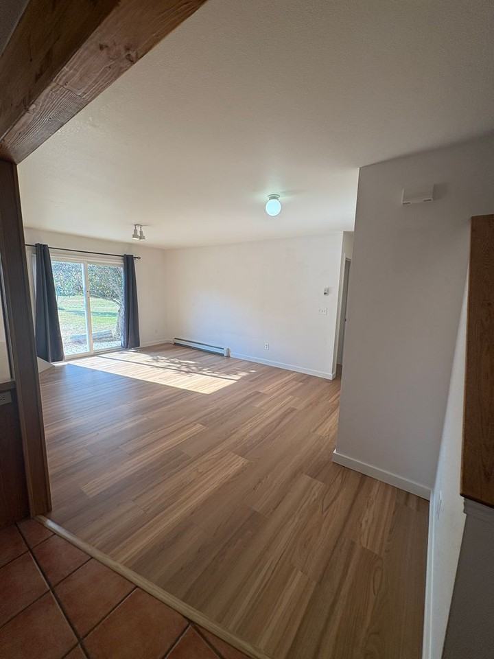 411 Greenway Ave - Photo 3 of 26
