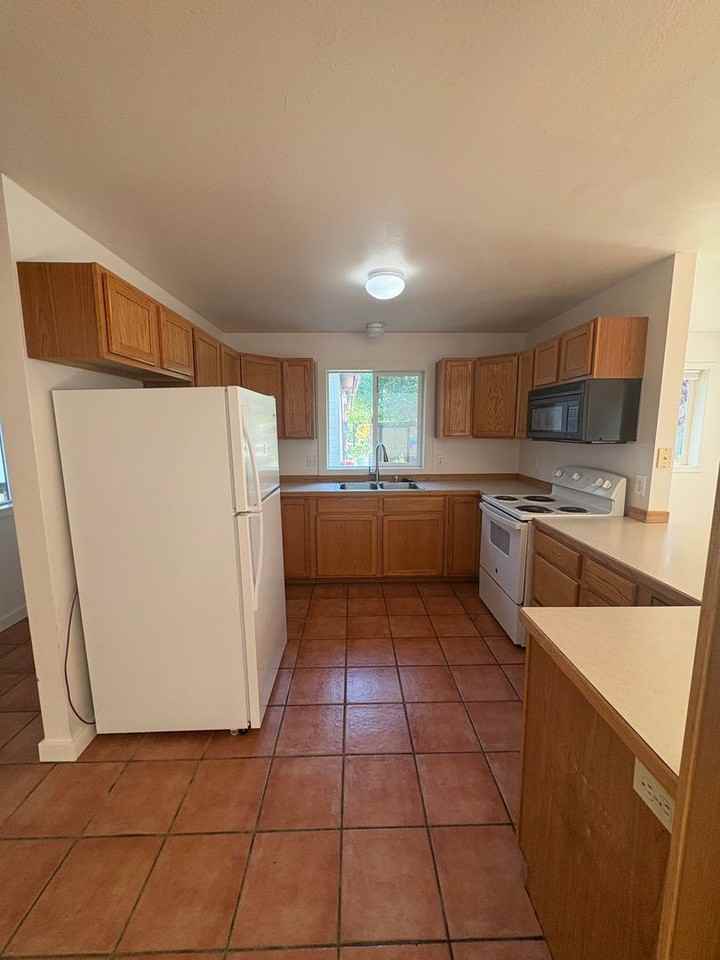 411 Greenway Ave - Photo 4 of 26