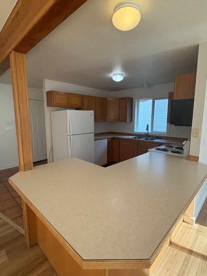 411 Greenway Ave - Photo 5 of 26