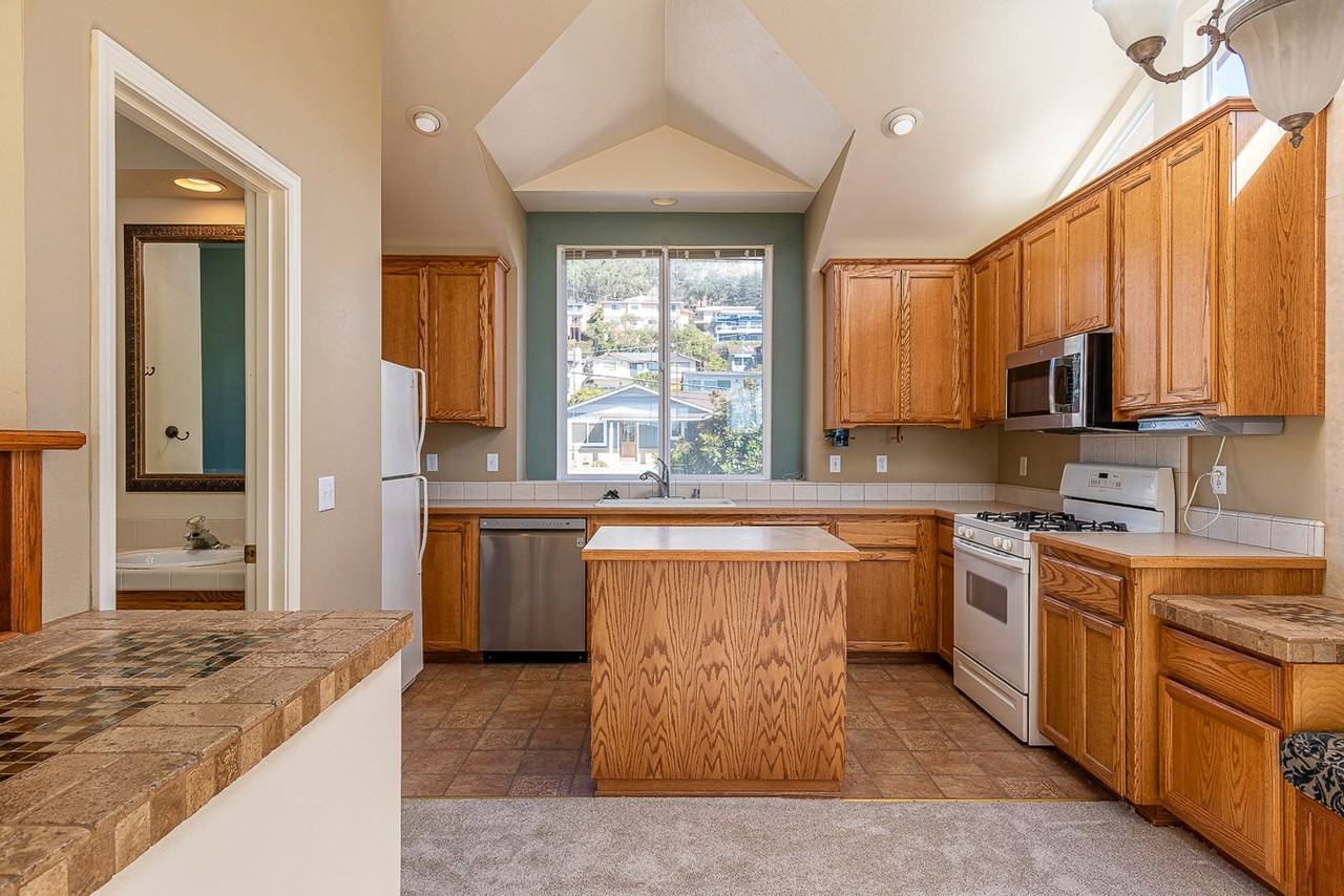 2955 Hemlock Ave - Photo 2 of 7