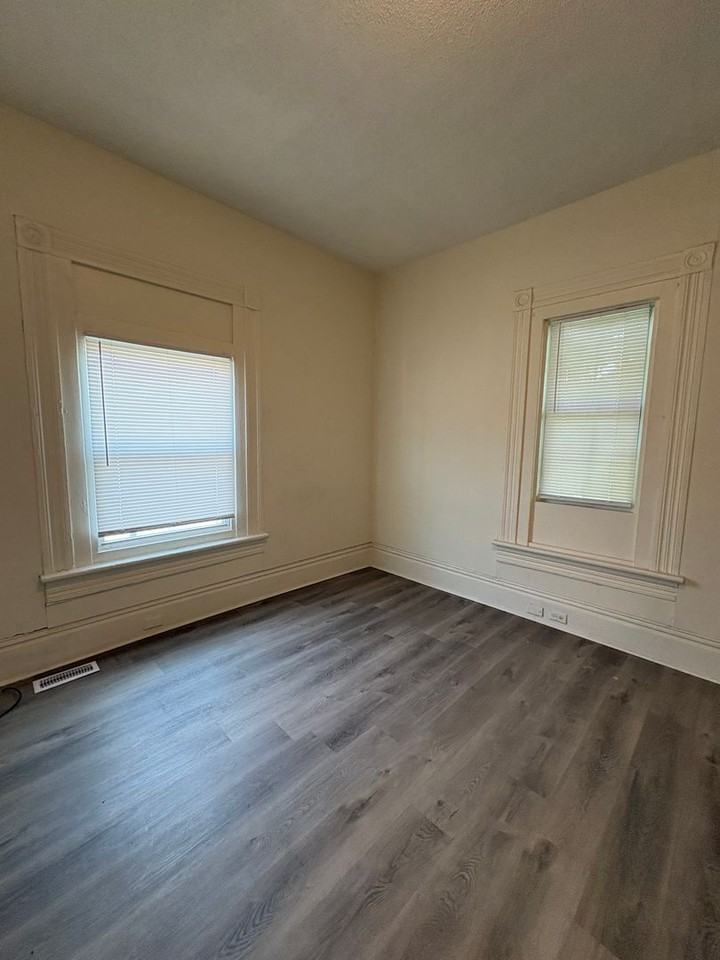 1107 S Willow St - Photo 2 of 11