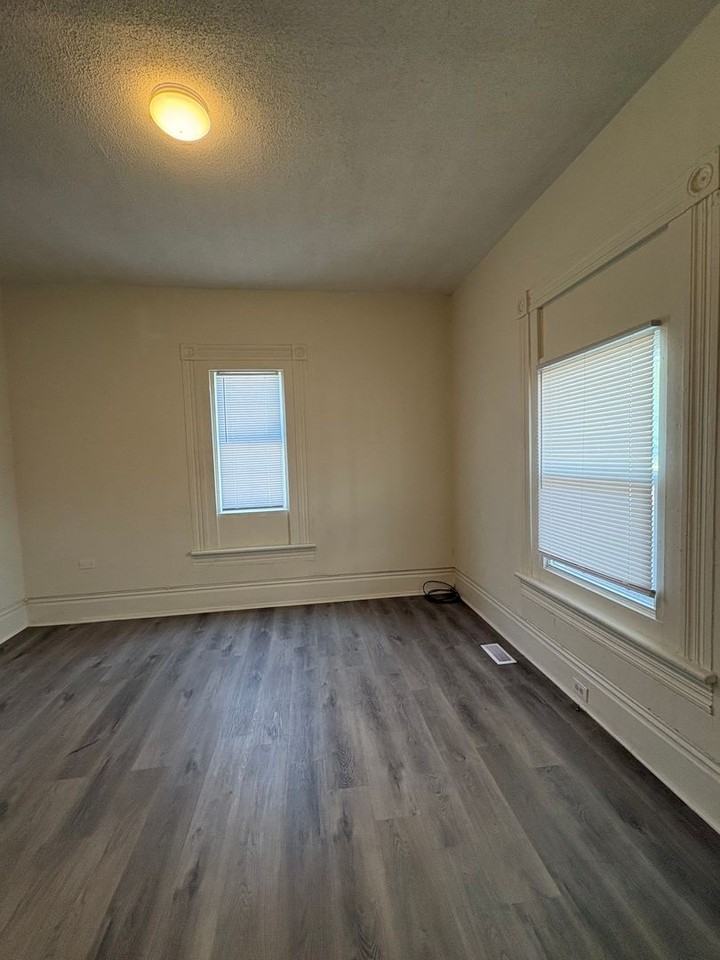 1107 S Willow St - Photo 3 of 11