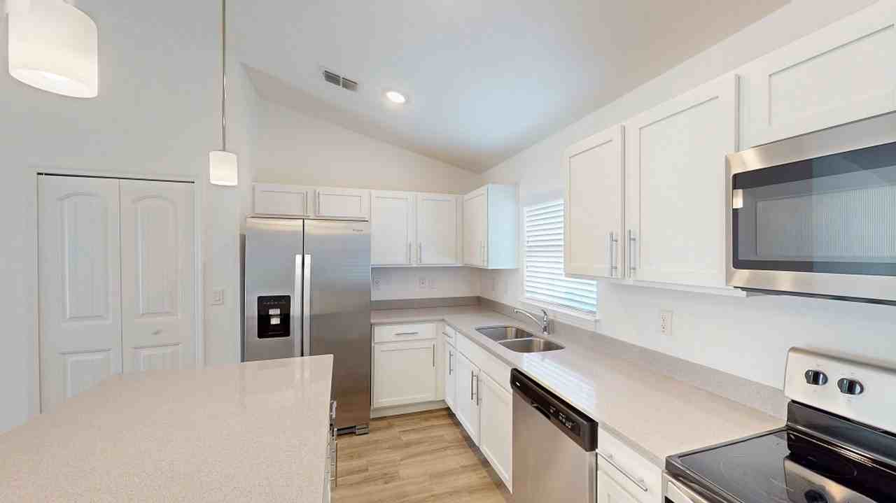 1591 Rushmore Ave Se - Photo 4 of 9