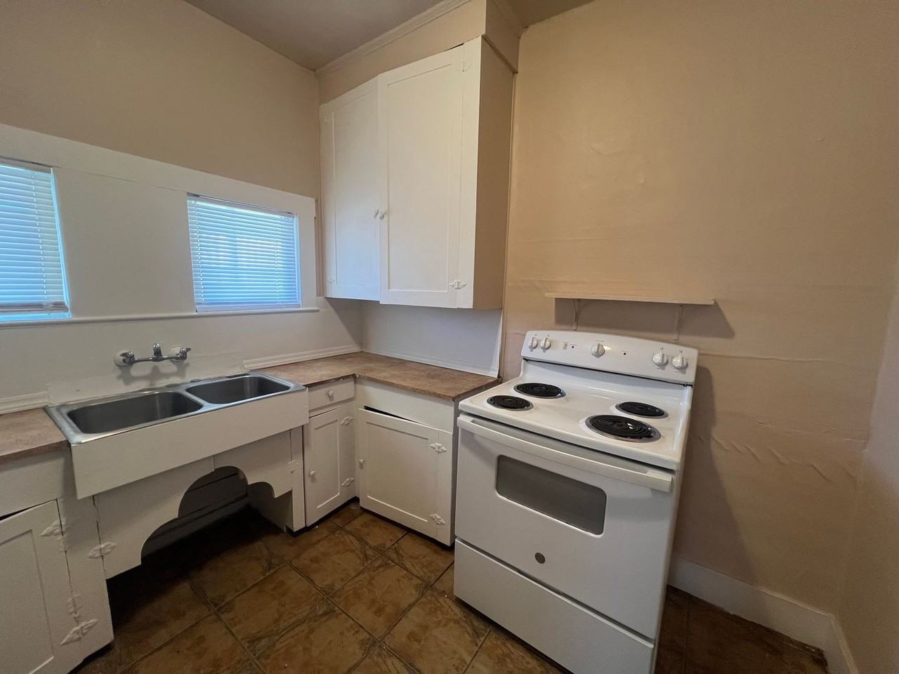 1189 Virginia Ave - Photo 5 of 8