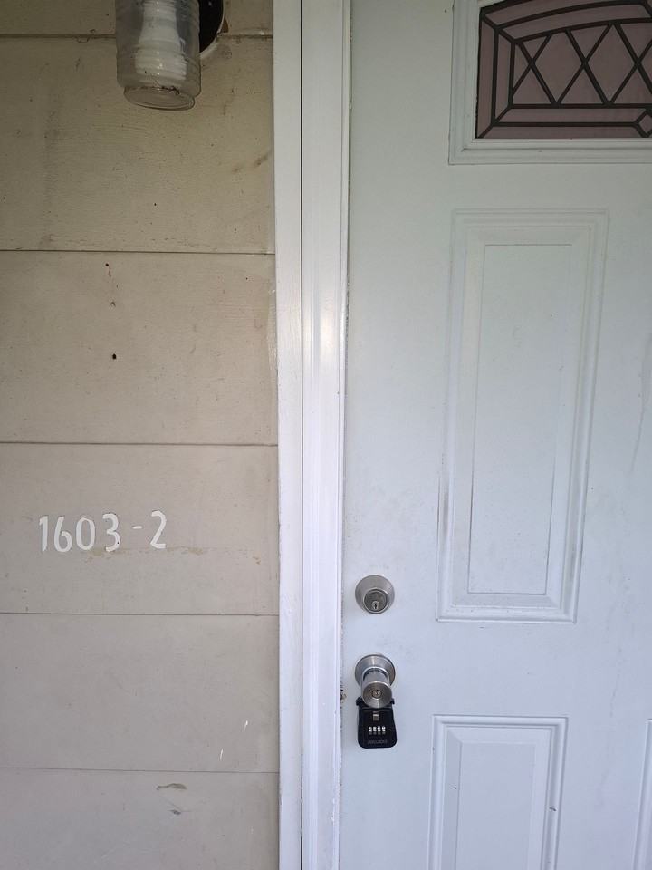 2 Bed 1 Bath apartment - Photo 2 of 14