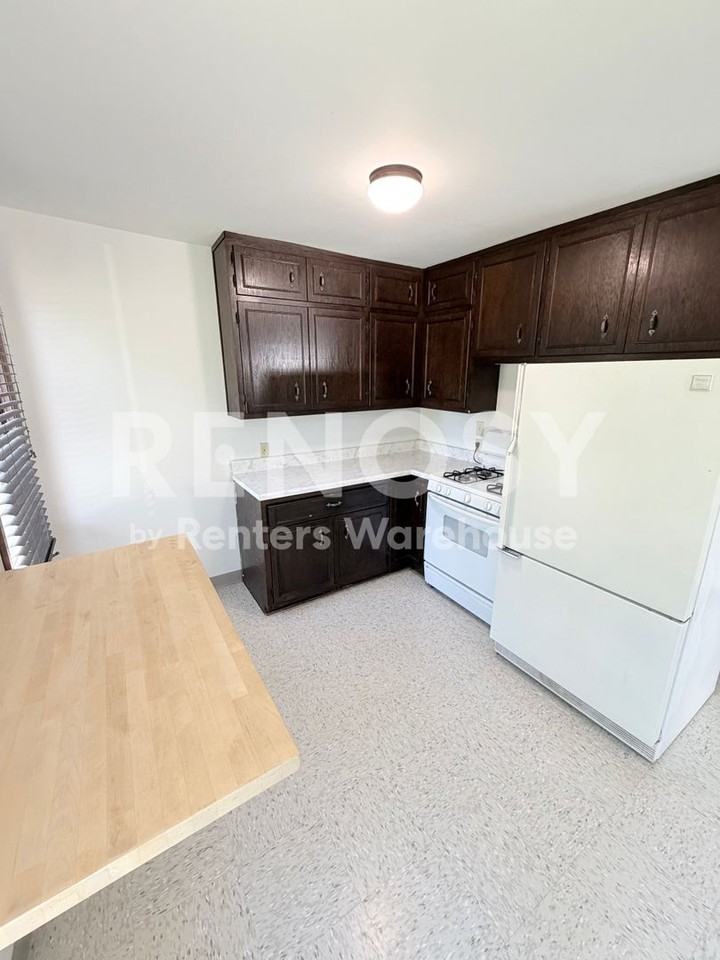 320 Linden Ave W - Photo 2 of 17