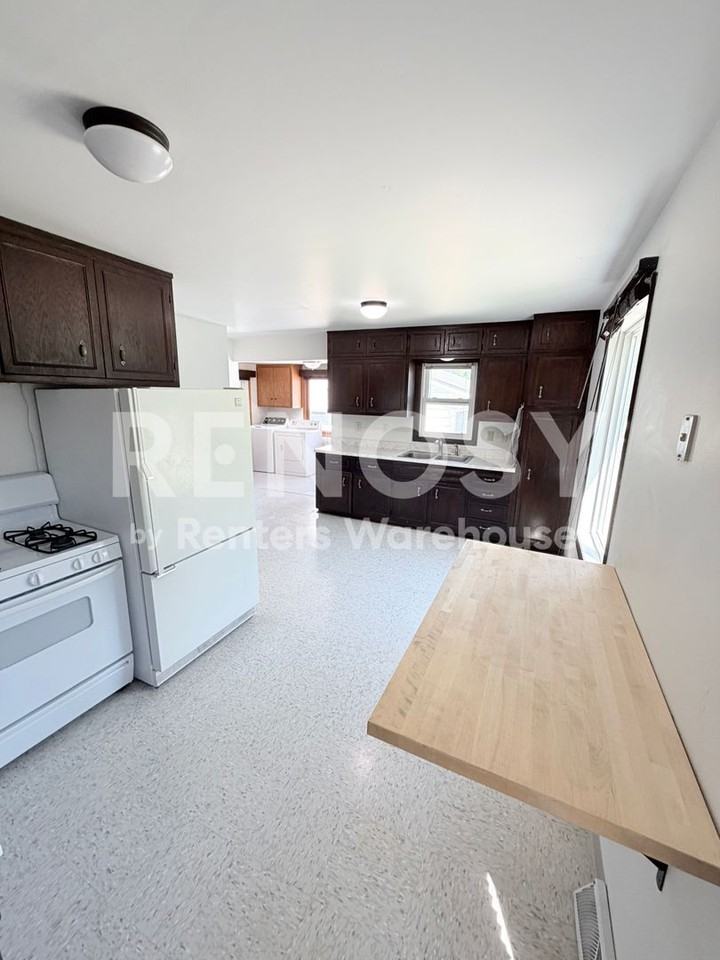 320 Linden Ave W - Photo 3 of 17