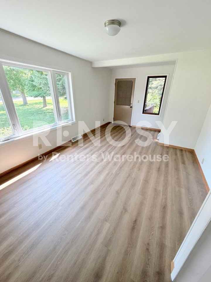 320 Linden Ave W - Photo 4 of 17